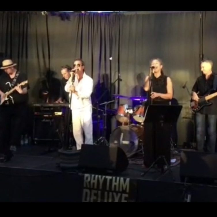 Genießen Sie einen groovigen Abend mit unvergesslicher Livemusik in und um München, Dachau, Erding, Ebersberg, Rosenheim, Wolfratshausen, Fürstenfeldbruck, Freising RHYTHM DELUXE - Sechs Musiker live aus München